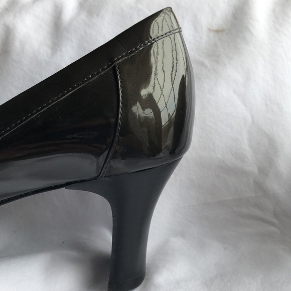 Unworn Joan and David 9.5 deep green Leather heels - Picture 5 of 6